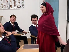 Naughty Kiki Daire bellows while being fucked during a gangbang