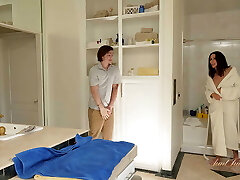 auntjudysxxx - vollbusige reife stieftante shay sights erwischt ihren stiefneffen, der sie unter der dusche beobachtet auntjudysxxx - vollbusige reife stieftante shay sights erwischt ihren stiefneffen, der sie unter der dusche beobachtet