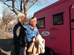 opa holt deutsches teen in der öffentlichkeit ab und fickt sie im auto opa holt deutsches teen in der öffentlichkeit ab und fickt sie im auto