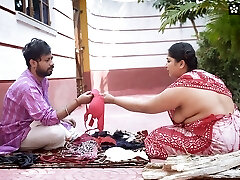 Desi Bra and Thong Salesman Bade Bade Dudhwali Gao ki Chhori Ko Brassiere ke badale Chod Diya Maje Lekar ( Hindi Audio )