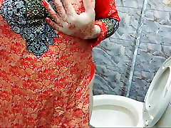 Desi Beautiful Mom Shaving Gash And Armpits On Eid And Pissing In Douche