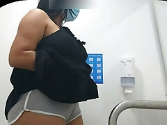CAMERA CAPTURING CAMELTOE OF Doll WITH BIG Arse IN PUBLIC BATHROOM
