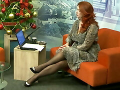 dama con piernas largas en el programa de televisión 9