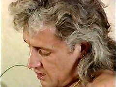 Retro Ressy befridigt sich selbst dann wird Sie gefickt Retro Ressy befridigt sich selbst dann wird Sie gefickt