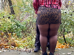Curvy Cougar takes deep throat outdoors