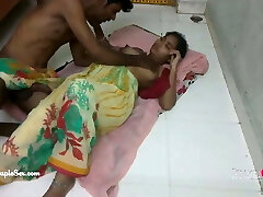 देसी भारतीय गांव तेलुगु युगल रोमांस, फर्श पर कमबख्त