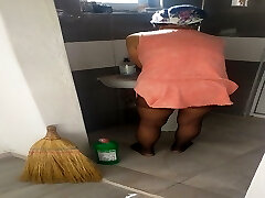 成熟的女人在盖头清洁房子在性感的衣服