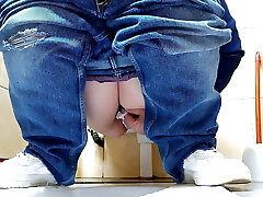 heiße milf in jeans pisst in eine öffentliche toilette