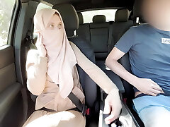 ma femme musulmane hijab's premier dogging en public. une touriste française a failli déchirer sa chatte arabe