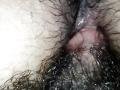 baise mon anus avec ton pénis pendant que je touche mon clitoris et me mets en position de chien et baise ma chatte poilue