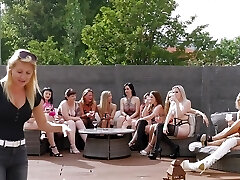 15个女孩只有狂欢给你一个饥渴的女同性恋派对