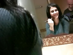 En el lavabo con la cachonda madurita española Montse Swinger En el lavabo con la cachonda madurita española Montse Swinger