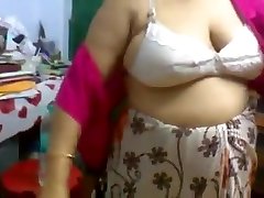 Desi Mature Aunty Saree Change Showing Big Bumpers In Bra