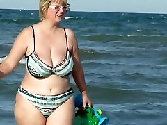 chubby mom snooped on the beach