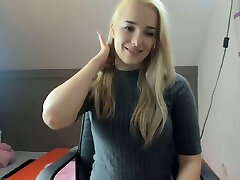 This webcam model's booty is so saucy and squishy and she got a bum