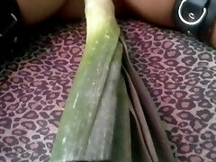 Orgasm thanks to the leek, big and long!! EXTREME Injection