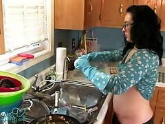 sexy casalinga diventa sudsy-milf lavare i piatti in guanti di gomma flash