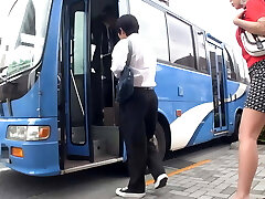 i seni di una donna sposata si attaccano al corpo di uno studente su un autobus affollato! la moglie & #039;s desiderio sessuale è acceso dal cazzo