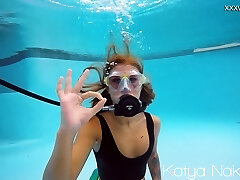 一个最热门的辣妹卡佳Nakolkina在游泳池