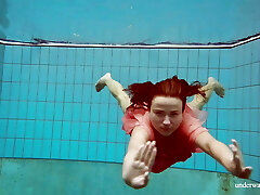 最热门的俄罗斯完美的身体贝贝Deniska在游泳池