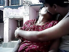 Indian torrid house wife kissing and boobs pressing