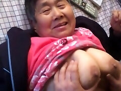 Asiatiska amaeur mormor njuta av det