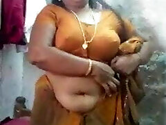 Cheating desi round aunty in saree strip for boyfriend 