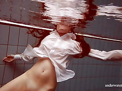 Lola the wondrous hot chick in the pool