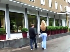 Deutsches Amateur Pornogirl vom Worshipper erkannt und im Hotel gef