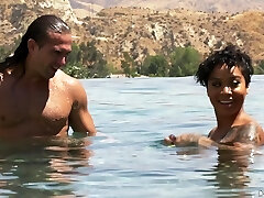 Sexy babe Honey Gold fucks a splendid paramour on a beach