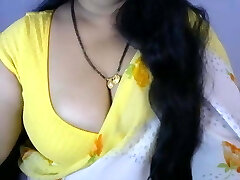 Indian babe in saree reveals her phat tits Indian babe in saree reveals her phat tits
