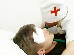 La enfermera se ocupa de la paciente