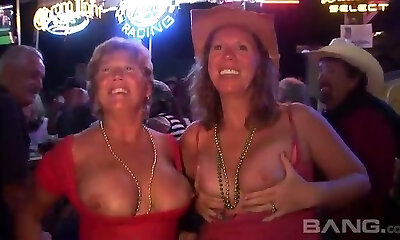 यहाँ कुछ शरारती परिपक्व महिला हैं जो अपने स्तन को उजागर करने के लिए प्यार करती हैं