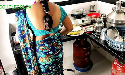 ( Kichen hook-up )6) Mami khana khane baithi hai jab tak chod lete hai