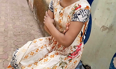 Desi ladaki bahar baiti thi to baju Wale uncle ne dekha or ladaki ko bola muze chodana hai chut tuhmari