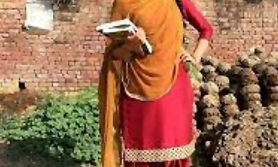 Village dame xxx fucking video in clear Hindi audio deshi ladki ki tange utha kar choot faad did Hindi sex movie