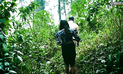 парень трахает порнозвезду дези старсудипу в открытых джунглях, чтобы кончить ей в рот ( аудио на хинди )