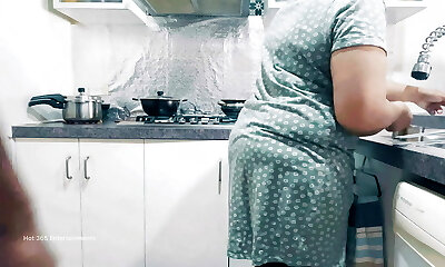 esposa india's culo azotado, dedos y tetas exprimido en la cocina