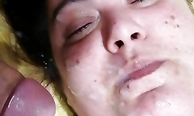 femme poilue bbw facialisée pendant qu'elle se masturbe