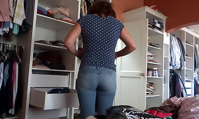 The son-in-law of our maid makes a cumshot on my wife's culo