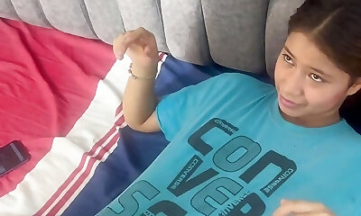 我发现我的小继妹与我的衣服上,我把他们关闭,我他妈的她很难,直到我暨在她的阴部 我发现我的小继妹与我的衣服上,我把他们关闭,我他妈的她很难,直到我暨在她的阴部