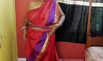 Indian sizzling mom displaying her juicy pussy in red sharee
