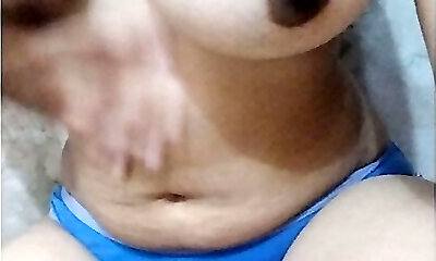 Super-hot Indian girlfriend ne choot m daal li bottle dekho fir kya hua