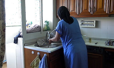 Preggie Egyptian Wife Gets Creampied While Doing The Dishes