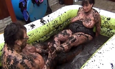 kim & honey mud wrestling pt2-tacamateurs