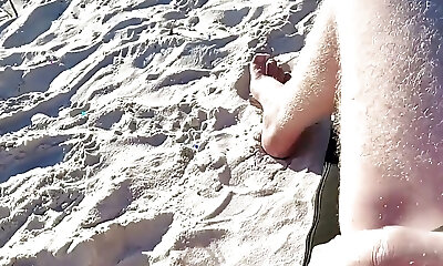 आउटडोर सेक्स पर एक न्यडिस्ट समुद्र तट में बाहिया