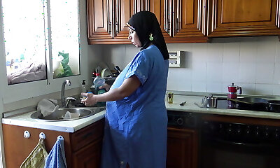 Preggie Egyptian Wife Gets Creampied While Doing The Dishes