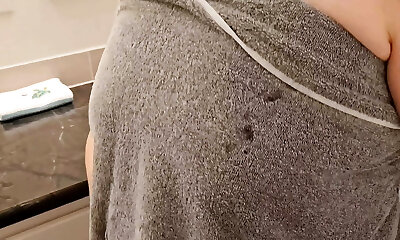 perverser klempner beim schnüffeln an meinem schmutzigen höschen im badezimmer erwischt, damit ich ihn auf mein gesicht spritzen lasse
