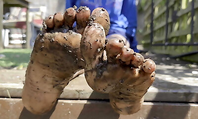 suelas fangosas-jugando con barro entre los dedos de los pies en mi jardín trasero
