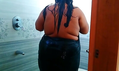 saudische muslimische dicke titten & großer arsch sexy 35-jährige tante mit nachbar 19-jährigem kerl softcor ficken beim duschen im badezimmer - heißer araber